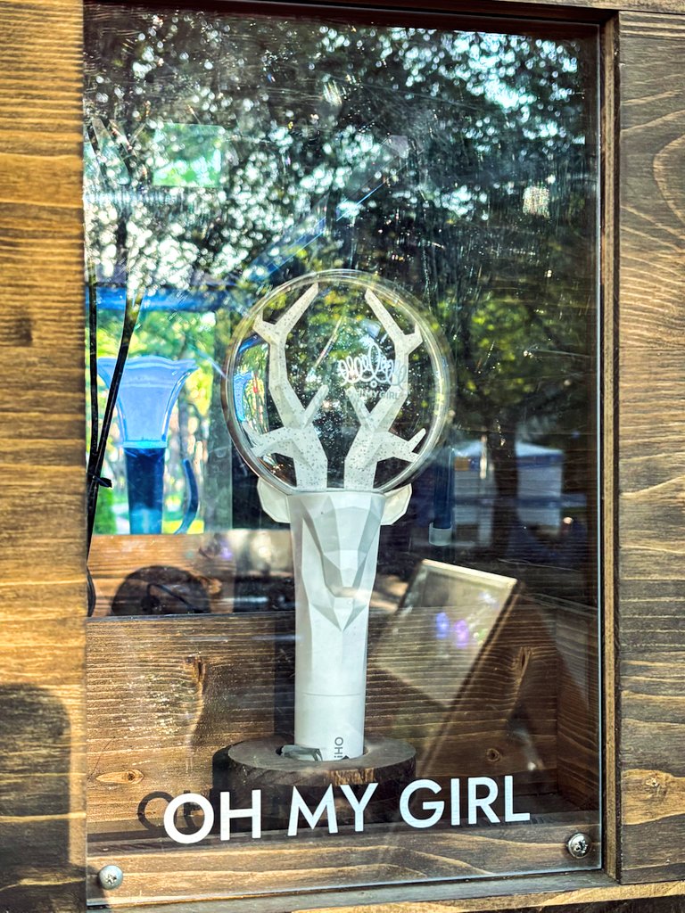 prin_b's tweet photo. 서울숲 K-POP 정원에 설치된 디마봉💛🩵💖
시간 나실 때 슬쩍 들러보세요🌳
#오마이걸 #OHMYGIRL 
@8_OHMYGIRL https://t.co/QO6obMEX9r