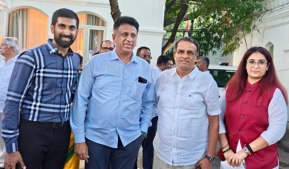 Ritikaa007's tweet photo. Honoured to meet Dr. M. C. Sudhakar Sir, Ex Cabinet Minister for Higher Education, Government of Karnataka. Grateful to receive his guidance and support.

#womeninpolitics #womenempowernent #youthinpolitics https://t.co/ATXuz9ZAsx