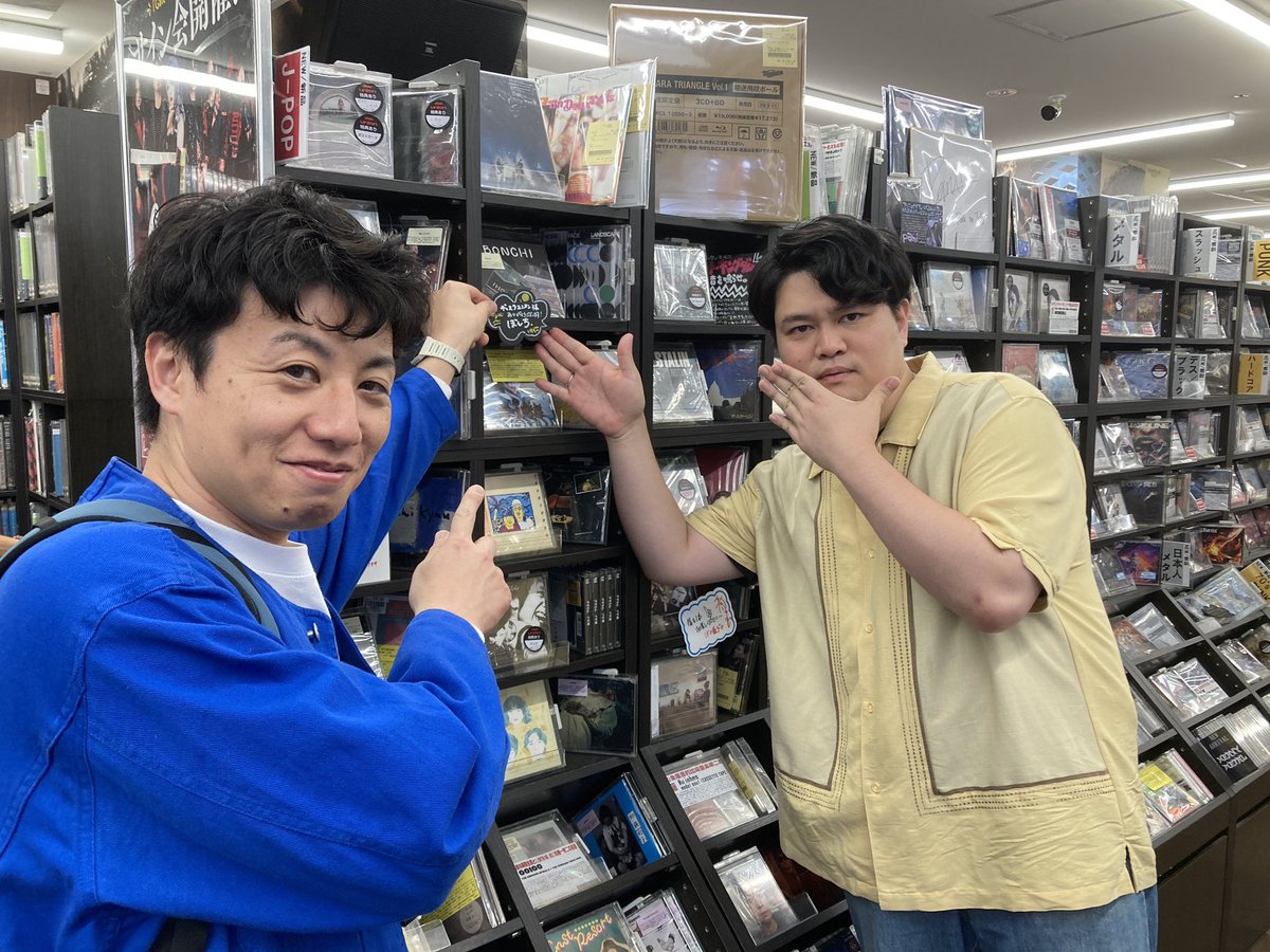 dp4_diskunion's tweet photo. なんと本日！ニューシングル「ムーンライト・シャドウ」をリリースされた2人組ポップロックバンドぼんちの皆様が渋谷のdiskunion ROCK in TOKYOにご来店！！
素敵なPOPも書いていただきました🖊️✨

⬇️ニューシングル「ムーンライト・シャドウ」の詳細はコチラからチェック⬇️
https://t.co/emPGjkIPeo https://t.co/8PW2IFdnkr