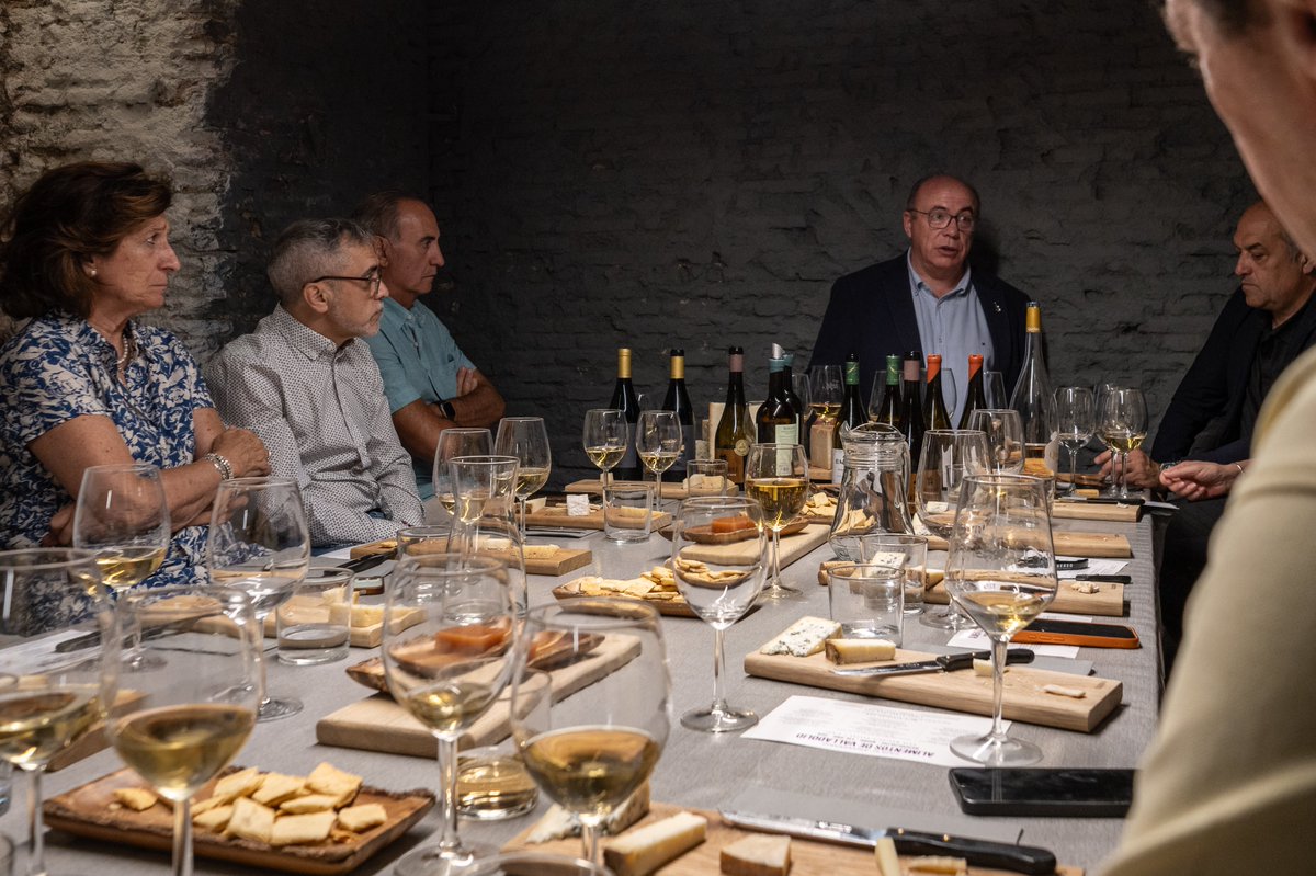 alimentosVALL's tweet photo. 🍷🧀 En la tarde de ayer tuvo lugar la presentación de la Cata del X Aniversario de Alimentos de Valladolid, una iniciativa que recorrerá diferentes puntos de España para seguir poniendo en valor la excelencia gastronómica y vitivinícola de nuestra provincia. ✨

👩‍⚖️ La jornada contó con la presencia de Marina García, presidenta de la Unión Española de Catadores, y estuvo dirigida por Miguel Ángel Benito @MABWineC  , director técnico del Concurso Vino de Museo del Museo Provincial del Vino Castillo de Peñafiel.

🤝 Prescriptores, profesionales del vino, restauradores y distribuidores se dieron cita en este encuentro para descubrir una cuidada selección de productos de nuestra tierra.

🧀 En la Quesería Cultivo se cataron una selección de quesos de la Quesería Cantagrullas, maridados con vinos de:
🍇 Bodegas Sinforiano @BSinforiano 
🍇 Bodegas Monte La Reina @MonteLaReinaes 
🍇 Bodegas Emina @eminawines 
🍇 Grupo Yllera @bodegasyllera 
🍇 Bodegas Cuatro Rayas @CuatroRayas 
🍇 Bodegas Tamaral @BodegasTamaral 

🎉 Una experiencia única para celebrar el X Aniversario de Alimentos de Valladolid y seguir llevando el sabor, la calidad y la tradición de nuestra provincia a nuevos rincones de España.

@Dip_Va @turvalladolid