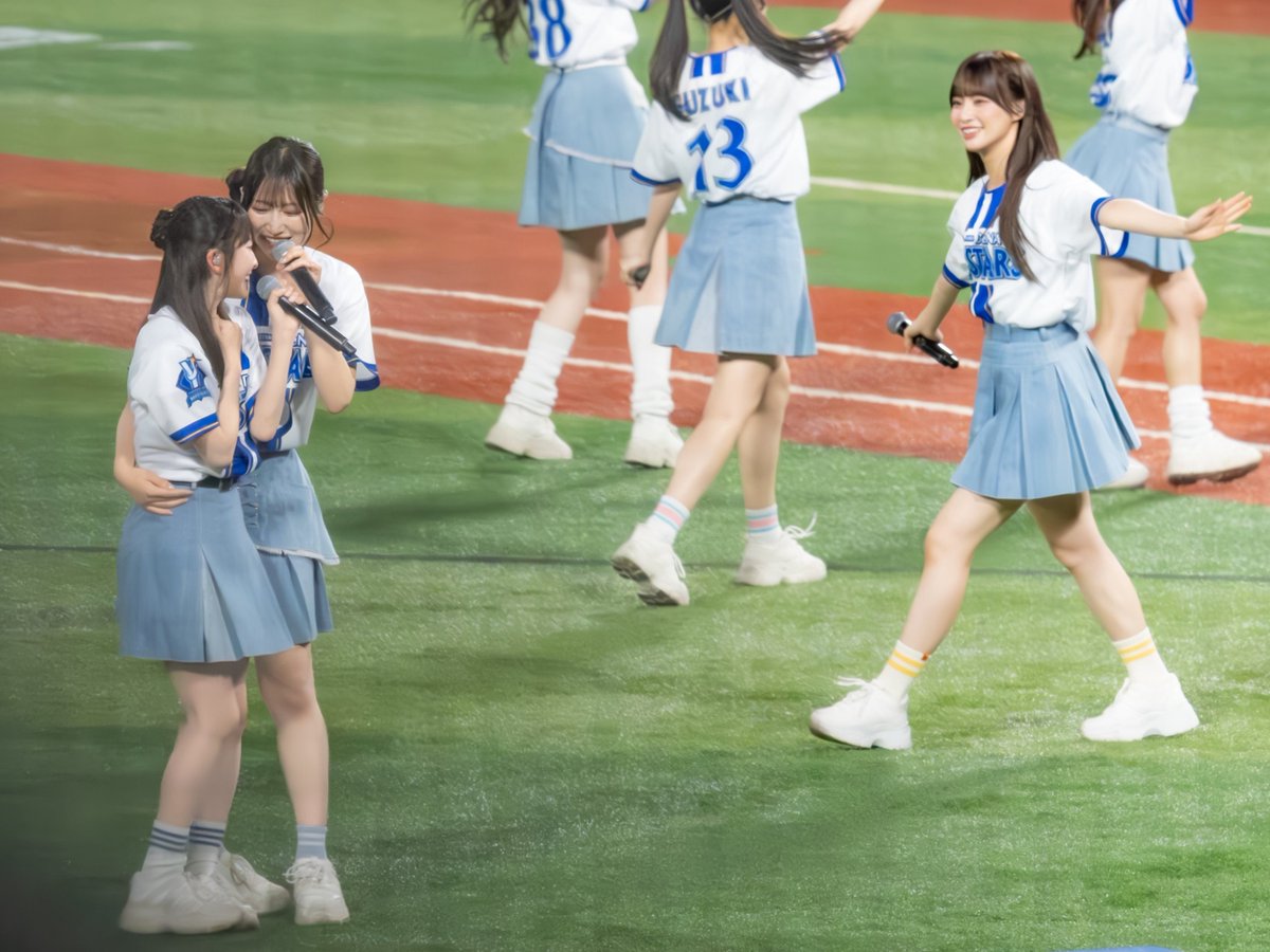 tteenneenndassi's tweet photo. 『推せ推せ！YOKOHAMA☆IDOL SERIES 2026』 📍2026/05/26 横浜スタジアム

ねえここ最近毎回くっついてるよ。
#永田詩央里 さん（@nagata_shiori_）
#蟹沢萌子 さん（@kanisawa_moeko)

#ノイミー_カメコ  #YIS2026 https://t.co/USFjJEc6W4