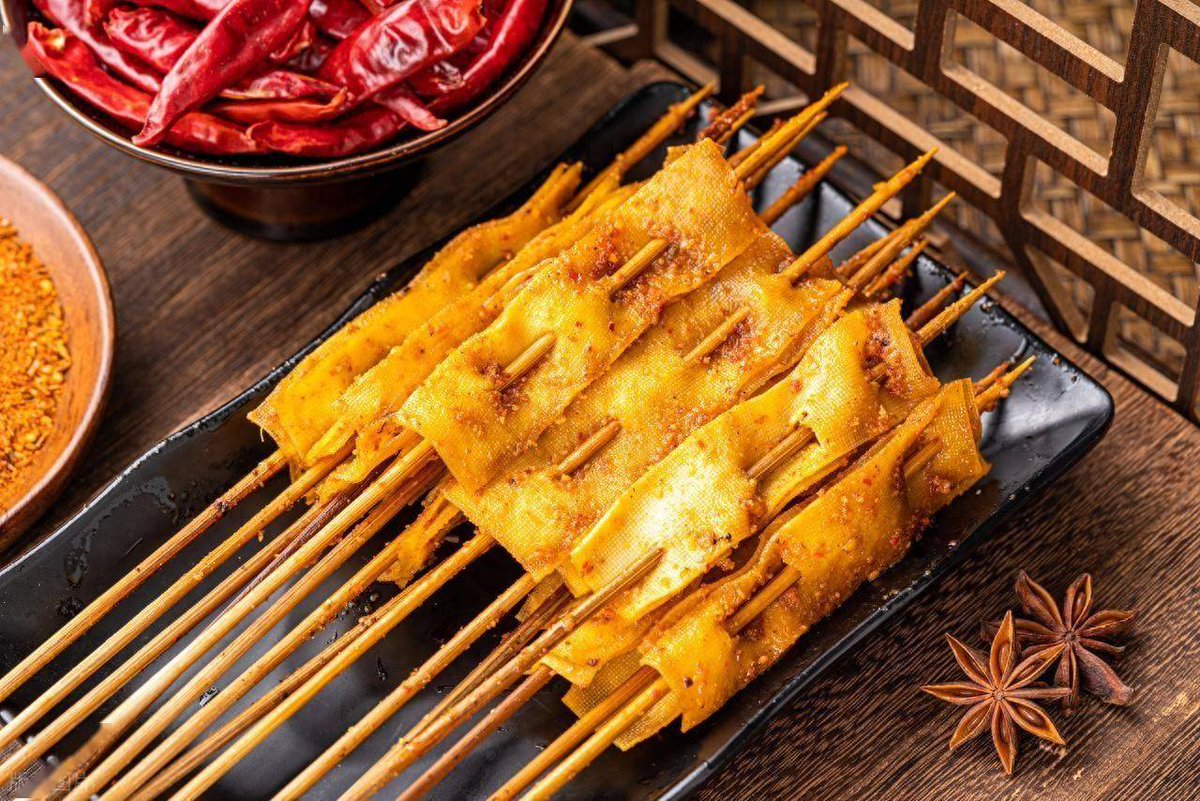 JudiRawlins's tweet photo. Late-night snack hunt unlocked: crispy fried tofu skewers drizzled with spicy sauce + a cold iced drink. The best mid-week pick-me-up!， https://t.co/9L7NN5jLli