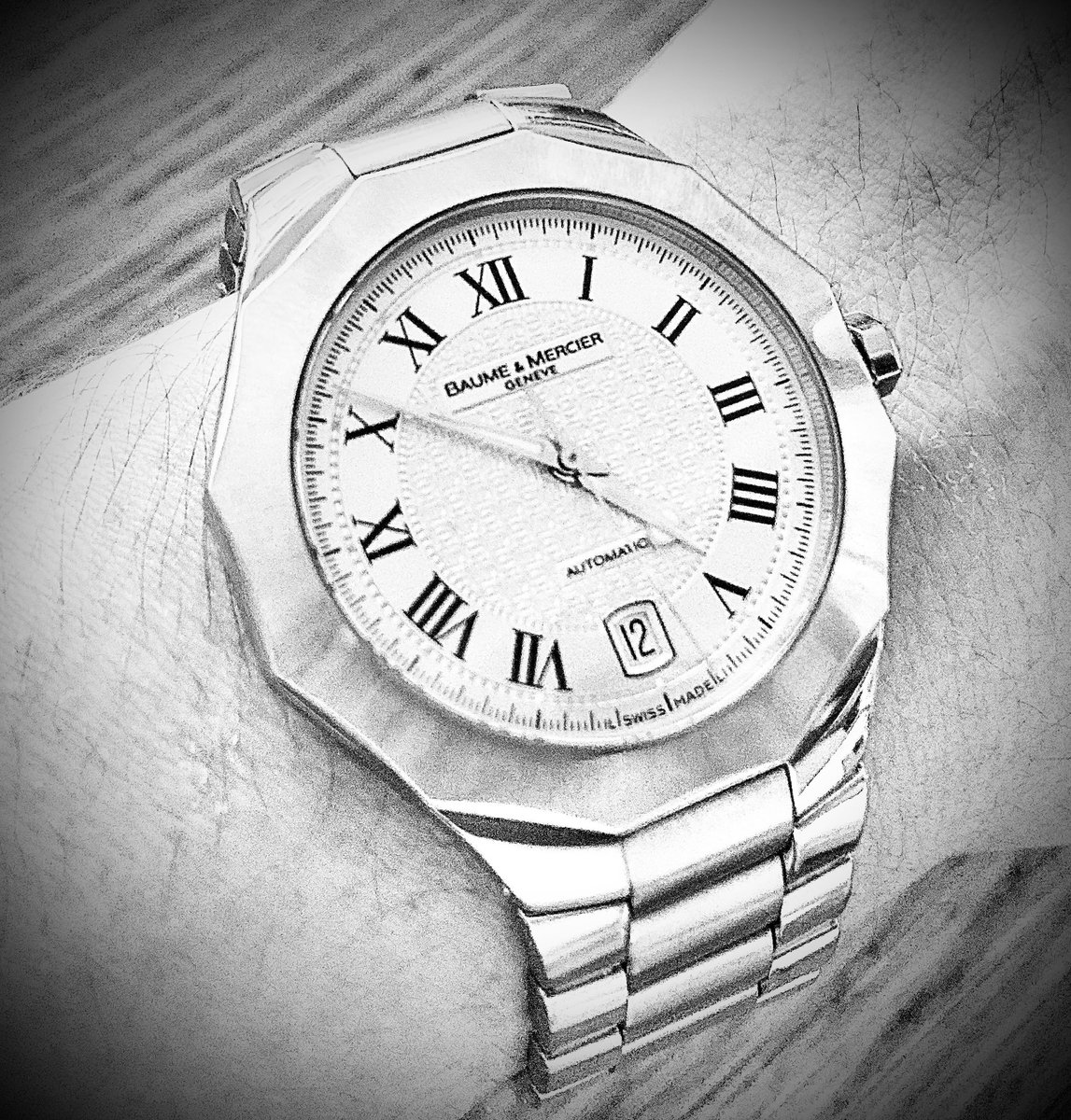 WatchMania21's tweet photo. #一目惚れした時計と理由
トラディショナルな文字盤とエレガントな12角ベゼルに一目惚れ。
身につけると自動巻きなのにこの薄さ、ブレスレットは着け心地最高でまた惚れた。勢いで彫金したらエレガントさ倍増にニヤけ止まらず。
ボーメルのエレガントなベゼルにビスは不要である！と高らかに叫びたい https://t.co/UPuyYMqoiM