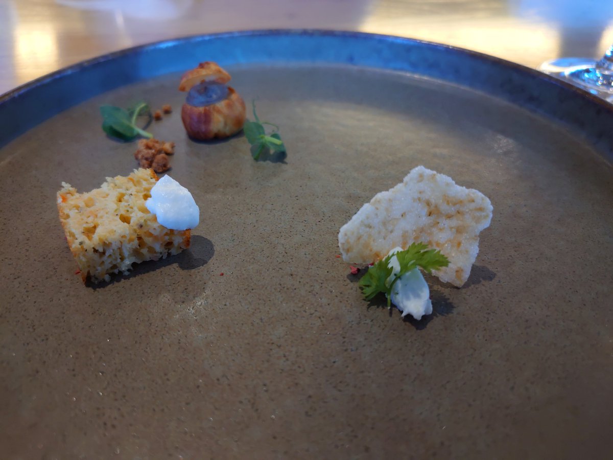 pyooo3's tweet photo. 研修の食事コースなの？
うちの会社いい会社なのでは https://t.co/HjLsamxidM
