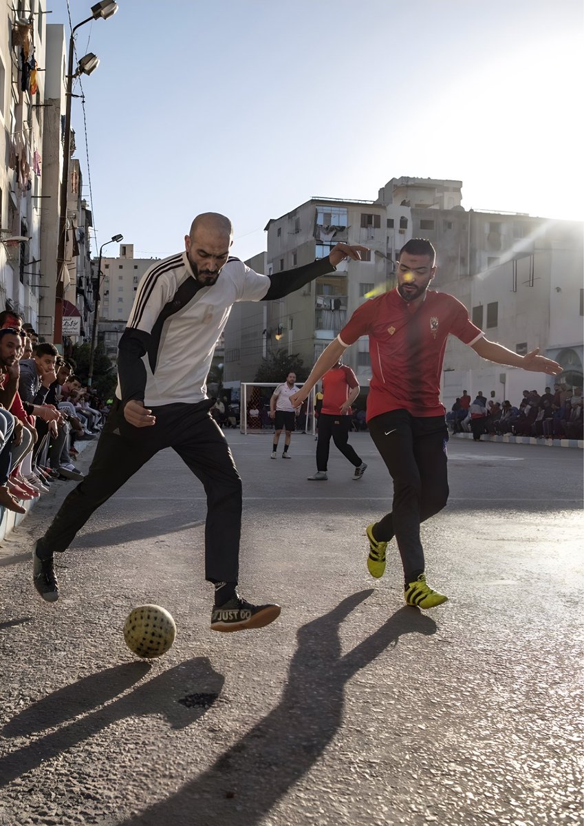 ASSFOOTBALLcom's tweet photo. C’est le tournoi de street Football Al Falaki à Alexandrie. Un tournoi depuis 1976 et est l’une des plus anciennes compétitions de Street Football des rues d’Égyptes.

Les matchs se jouent sur un terrain entre des bâtiments résidentiels, avec divers quartiers en compétition. https://t.co/BPUMbFbP21