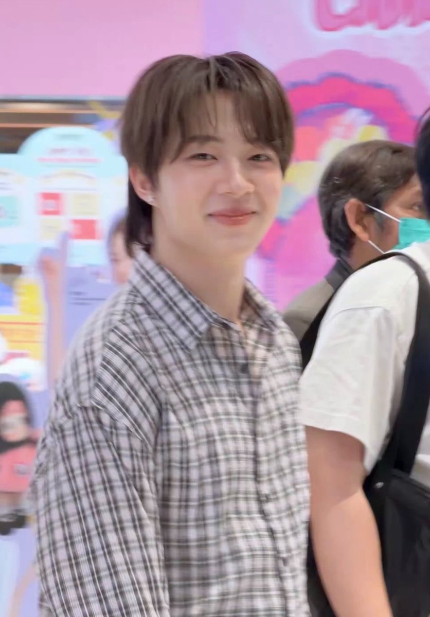ppetchsp's tweet photo. หนุ่มเสื้อสก้อต ยิ้มหวาน ป้าตราย 🫠🫠🫠 https://t.co/lwDSLu5xeQ
