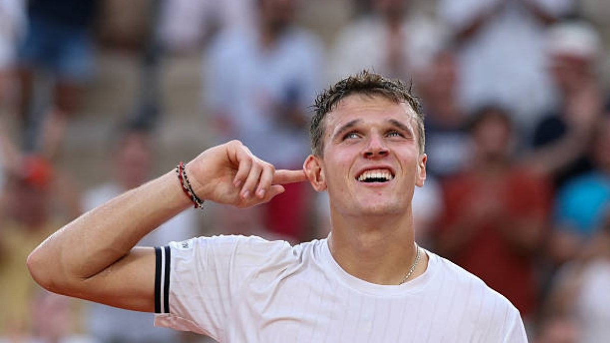 SaqueYVolea100's tweet photo. 🇨🇿 Mensik 🆚 🇩🇪 Zverev 

📈 Ranking: 27 🆚 3

Set G/P: 15/5 🆚 15/1

🏆 Este año: 1 🆚 0

⚔️ H2H: 0-1 https://t.co/TpwhVNXChi
