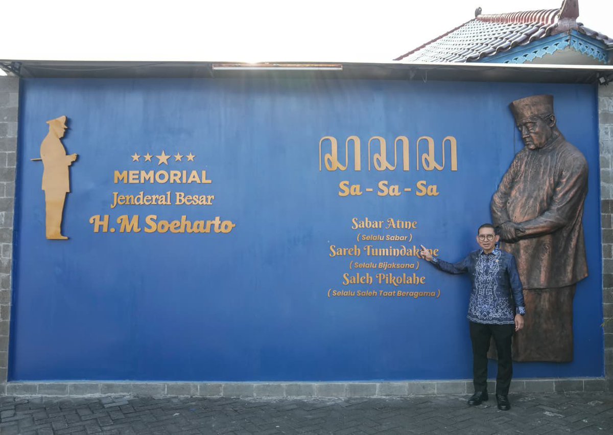 fadlizon's tweet photo. Pagi ini, saya Museum Memorial Jenderal Besar H.M. Soeharto yang terletak di Kemusuk, Sedayu, Kabupaten Bantul, Daerah Istimewa Yogyakarta. 

Kunjungan ini merupakan bagian dari upaya Kementerian Kebudayaan dalam mendorong penguatan museum tokoh bangsa sebagai ruang edukasi publik, pelestarian sejarah, dan sarana merawat memori kolektif bangsa.

Berbagai koleksi, dokumentasi, dan diorama yang menggambarkan perjalanan hidup Presiden Soeharto sejak masa kecil di Kemusuk, kiprahnya sebagai prajurit dalam perjuangan mempertahankan kemerdekaan, perannya dalam berbagai peristiwa penting sejarah nasional, hingga masa pengabdiannya sebagai Presiden Republik Indonesia dan wafat pada tahun 2008 disajikan dalam pameran museum.