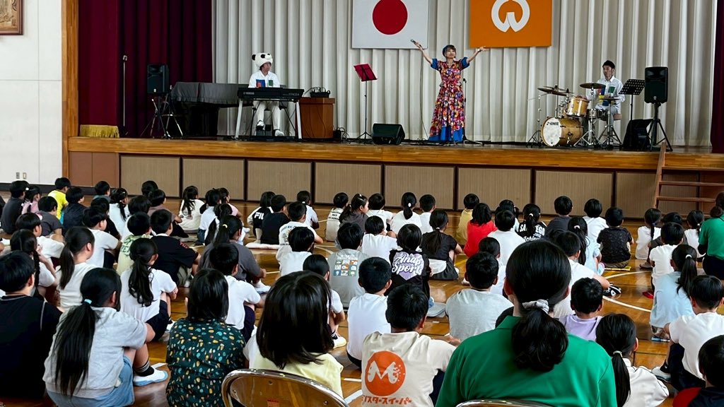 NaokiFujioka's tweet photo. 八百津町の和知小学校にてラブルーによる芸術鑑賞会でした。
新聞社、ケーブルTVの取材も有りありがたや。
有難うございました。
コンサート後の食事や買い物も堪能。
来週は四日市に行きます。
#プチジャズ #ラブルー #ネギドラム #negidrum https://t.co/NOrUq61NDD