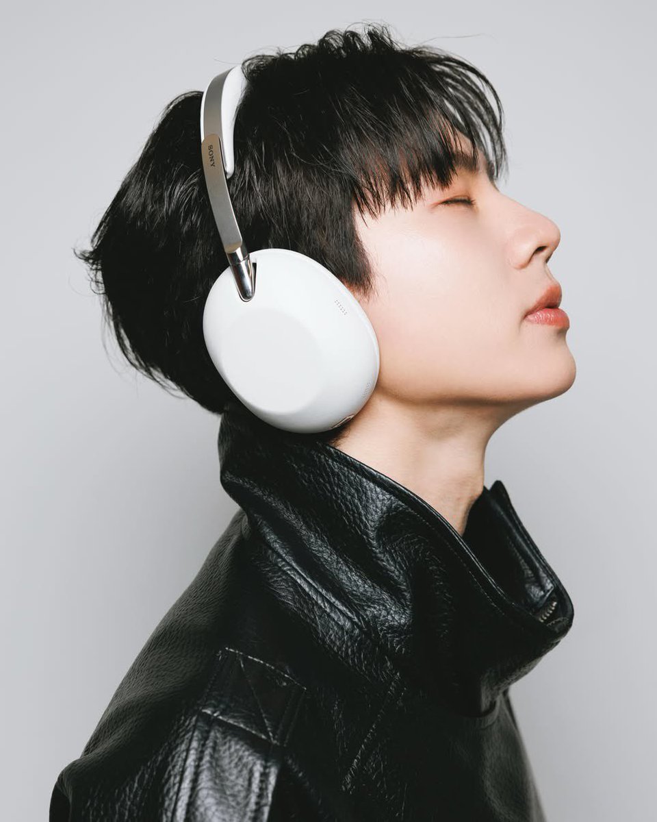 offgun_family's tweet photo. 📸 IG : tumcial  

#1000XTHECOLLEXION
#MasterTheArtOfListening
#ออฟจุมพล #OffJumpol

Sony 1000X THE COLLEXION หูฟังรุ่นพิเศษเนื่องในโอกาส 10th Year Anniversary ที่คนรักงานคราฟต์ไม่ควรพลาดกับหูฟังซีรี่ 1000X ตัวท็อป ดีไซน์พรีเมี่ยม หนังนุ่ม เสียงดี ฟีลดี 
✨🩶 https://t.co/SKTBnecvaZ