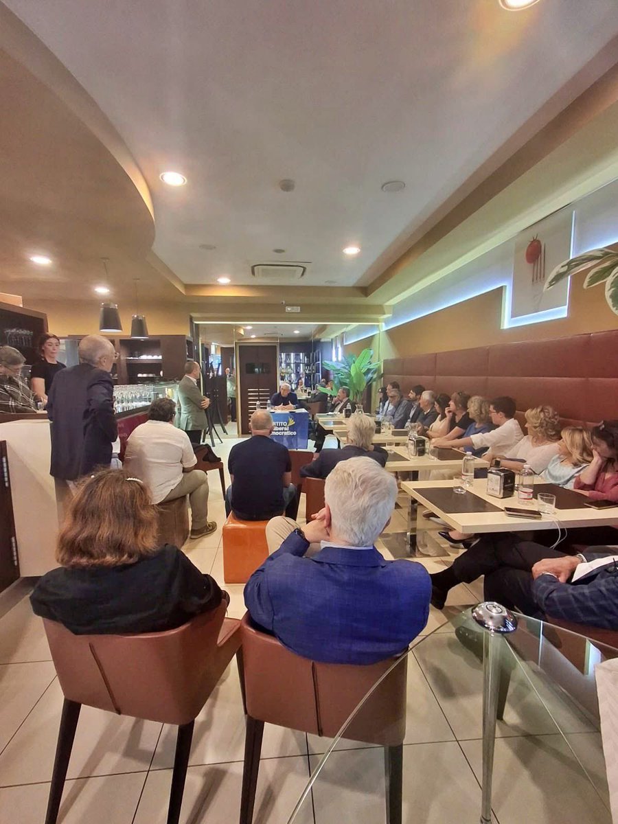 PLDCampania's tweet photo. 🔵 ASCOLTARE, CONFRONTARSI, COSTRUIRE.

L'ottima partecipazione registrata ieri al primo "Aperitivo Politico Liberale" di Benevento ci conferma che esiste una forte domanda di politica seria, fatta di ascolto, confronto e presenza costante sul territorio. https://t.co/jndmTPaRJ7
