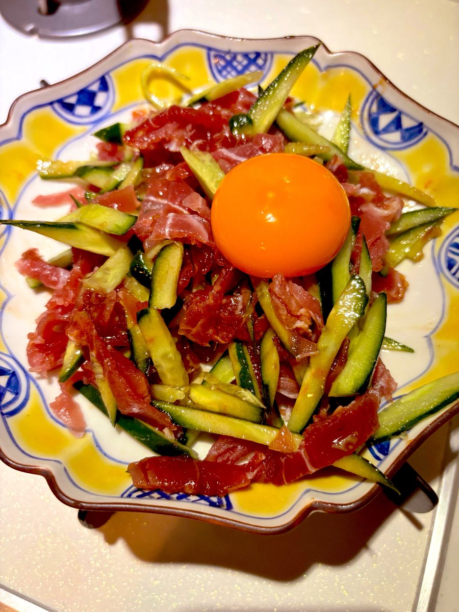 papinity_0329's tweet photo. お店で飲んだアールグレイハイボールが美味しくて忘れられず、一度家で試したけどなんか違うくて。

①先日見つけたこのポストの紅茶漬け込みウイスキーしてみたら、これこれ！！🤩🤩🤩に出会えた！！紅茶大好きなので最高💖

②本日のおつまみ
生ハムユッケ
③枝豆をホットクック蒸し5分

④冷凍桃 https://t.co/knfRMLAVhY