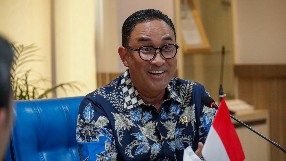 INFOBNN's tweet photo. PERKUAT PINTU MASUK NEGARA, BNN DAN BARANTIN JAJAKI KERJA SAMA BERANTAS NARKOTIKA

Kepala BNN RI, Suyudi Ario Seto, melakukan kunjungan audiensi dengan Kepala Badan Karantina Indonesia (Barantin), Abdul Kadir Karding, di Gedung Mina Bahari (GMB) II, Kementerian Kelautan dan Perikanan, Jakarta Pusat, pada Kamis (4/6). Pertemuan ini bertujuan untuk mempererat kerja sama dalam mengantisipasi dan mendeteksi penyelundupan narkotika melalui jalur-jalur perbatasan dan pintu masuk negara.

Kepala Barantin menyambut baik kedatangan pihak BNN. Beliau mengungkapkan bahwa modus penyelundupan narkotika kini semakin berkembang dan tidak sedikit yang memanfaatkan jalur-jalur yang menjadi kewenangan Badan Karantina. Ia mencontohkan salah satu kasus masa lalu di mana ganja seberat 800 kilogram asal Jerman diselundupkan dengan cara dicampur ke dalam pakan ternak.

"Sekarang narkotika juga sudah bertransformasi ke bentuk yang lebih canggih seperti cairan. Karena itu, Kami mendiskusikan langkah antisipasi guna mengendalikan peredaran narkotika, baik dari luar negeri maupun antar pulau, yang bisa didukung oleh Barantin," ujar Kepala Barantin.

Barantin yang memiliki lini terdepan di perbatasan, pelabuhan, dan bandara akan mendorong sistem penelusuran (tracking) dan pengecekan dini. Modus-modus baru yang ditemukan BNN akan diinformasikan ke tim Barantin agar dapat mendeteksi ancaman lebih cepat. Selain itu, Barantin akan mengoneksikan sistem data base trust milik mereka dengan BNN guna memantau pergerakan mencurigakan secara real-time.

Kepala Barantin menegaskan pentingnya kolaborasi ini demi menyelamatkan masa depan bangsa.

"Ini menyangkut Generasi Emas. Jangan sampai generasi Kita malah menjadi 'generasi cemas' karena narkotika. Semua pihak harus terlibat," tambahnya.

Sementara itu, Kepala BNN RI menyampaikan apresiasinya atas keterbukaan Barantin. Menurutnya, tugas BNN dalam menanggulangi narkotika sangat beririsan dengan Barantin yang menjaga gerbang luar Indonesia.

Dalam pertemuan tersebut, Suyudi membagikan informasi terkini mengenai perkembangan tren narkotika, di mana bentuknya kini tidak lagi hanya padat, serbuk, pil, atau tanaman, melainkan sudah berbentuk cairan (liquid). Jenis baru ini (termasuk synthetic cannabinoid) kerap disalahgunakan melalui rokok elektrik (vape) yang kini menjadi tren gaya hidup generasi muda.

"Pendeteksian narkotika cair ini membutuhkan kekhususan dan kerja sama yang erat. Mengingat posisi strategis Indonesia dan adanya jaringan narkotika internasional di Asia Tenggara seperti Golden Triangle, pengawasan harus diperketat," tegas Suyudi.

Suyudi menambahkan bahwa pengawasan tidak hanya fokus pada pintu masuk resmi, tetapi juga pelabuhan-pelabuhan tikus yang kerap menjadi celah penyelundupan. Guna mematangkan langkah pencegahan, pemberantasan, serta pelatihan bersama, BNN dan Barantin sepakat untuk segera menyusun Perjanjian Kerja Sama (PKS) dan Nota Kesepahaman (MoU) dalam waktu dekat.

#warondrugsforhumanity
BIRO HUMAS DAN PROTOKOL BNN