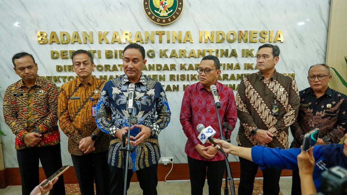 INFOBNN's tweet photo. PERKUAT PINTU MASUK NEGARA, BNN DAN BARANTIN JAJAKI KERJA SAMA BERANTAS NARKOTIKA

Kepala BNN RI, Suyudi Ario Seto, melakukan kunjungan audiensi dengan Kepala Badan Karantina Indonesia (Barantin), Abdul Kadir Karding, di Gedung Mina Bahari (GMB) II, Kementerian Kelautan dan Perikanan, Jakarta Pusat, pada Kamis (4/6). Pertemuan ini bertujuan untuk mempererat kerja sama dalam mengantisipasi dan mendeteksi penyelundupan narkotika melalui jalur-jalur perbatasan dan pintu masuk negara.

Kepala Barantin menyambut baik kedatangan pihak BNN. Beliau mengungkapkan bahwa modus penyelundupan narkotika kini semakin berkembang dan tidak sedikit yang memanfaatkan jalur-jalur yang menjadi kewenangan Badan Karantina. Ia mencontohkan salah satu kasus masa lalu di mana ganja seberat 800 kilogram asal Jerman diselundupkan dengan cara dicampur ke dalam pakan ternak.

"Sekarang narkotika juga sudah bertransformasi ke bentuk yang lebih canggih seperti cairan. Karena itu, Kami mendiskusikan langkah antisipasi guna mengendalikan peredaran narkotika, baik dari luar negeri maupun antar pulau, yang bisa didukung oleh Barantin," ujar Kepala Barantin.

Barantin yang memiliki lini terdepan di perbatasan, pelabuhan, dan bandara akan mendorong sistem penelusuran (tracking) dan pengecekan dini. Modus-modus baru yang ditemukan BNN akan diinformasikan ke tim Barantin agar dapat mendeteksi ancaman lebih cepat. Selain itu, Barantin akan mengoneksikan sistem data base trust milik mereka dengan BNN guna memantau pergerakan mencurigakan secara real-time.

Kepala Barantin menegaskan pentingnya kolaborasi ini demi menyelamatkan masa depan bangsa.

"Ini menyangkut Generasi Emas. Jangan sampai generasi Kita malah menjadi 'generasi cemas' karena narkotika. Semua pihak harus terlibat," tambahnya.

Sementara itu, Kepala BNN RI menyampaikan apresiasinya atas keterbukaan Barantin. Menurutnya, tugas BNN dalam menanggulangi narkotika sangat beririsan dengan Barantin yang menjaga gerbang luar Indonesia.

Dalam pertemuan tersebut, Suyudi membagikan informasi terkini mengenai perkembangan tren narkotika, di mana bentuknya kini tidak lagi hanya padat, serbuk, pil, atau tanaman, melainkan sudah berbentuk cairan (liquid). Jenis baru ini (termasuk synthetic cannabinoid) kerap disalahgunakan melalui rokok elektrik (vape) yang kini menjadi tren gaya hidup generasi muda.

"Pendeteksian narkotika cair ini membutuhkan kekhususan dan kerja sama yang erat. Mengingat posisi strategis Indonesia dan adanya jaringan narkotika internasional di Asia Tenggara seperti Golden Triangle, pengawasan harus diperketat," tegas Suyudi.

Suyudi menambahkan bahwa pengawasan tidak hanya fokus pada pintu masuk resmi, tetapi juga pelabuhan-pelabuhan tikus yang kerap menjadi celah penyelundupan. Guna mematangkan langkah pencegahan, pemberantasan, serta pelatihan bersama, BNN dan Barantin sepakat untuk segera menyusun Perjanjian Kerja Sama (PKS) dan Nota Kesepahaman (MoU) dalam waktu dekat.

#warondrugsforhumanity
BIRO HUMAS DAN PROTOKOL BNN