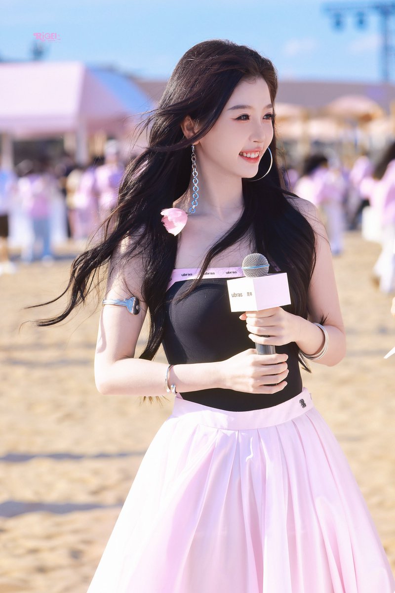 RigelEsther1218's tweet photo. The Sea Breeze and You 🌊🌸

#estheryu #esther #yushuxin #yushuxinesther #우서흔 #อวี๋ซูซิน #虞书欣 #虞书欣esther #云初令 #YunChusVengeance #灿如繁星 #RoadToSuccess  #ubras https://t.co/2Bdi035yqR