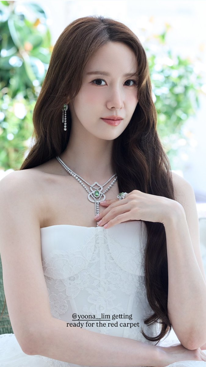 yeppeoyoona's tweet photo. YoonA from Qeelin’s IG story

“@/yoona__lim getting ready for the red carpet”

“She leads in her own light ✨”

#LimYoonA #임윤아 #YoonA #윤아 https://t.co/LoyvD4OPxn