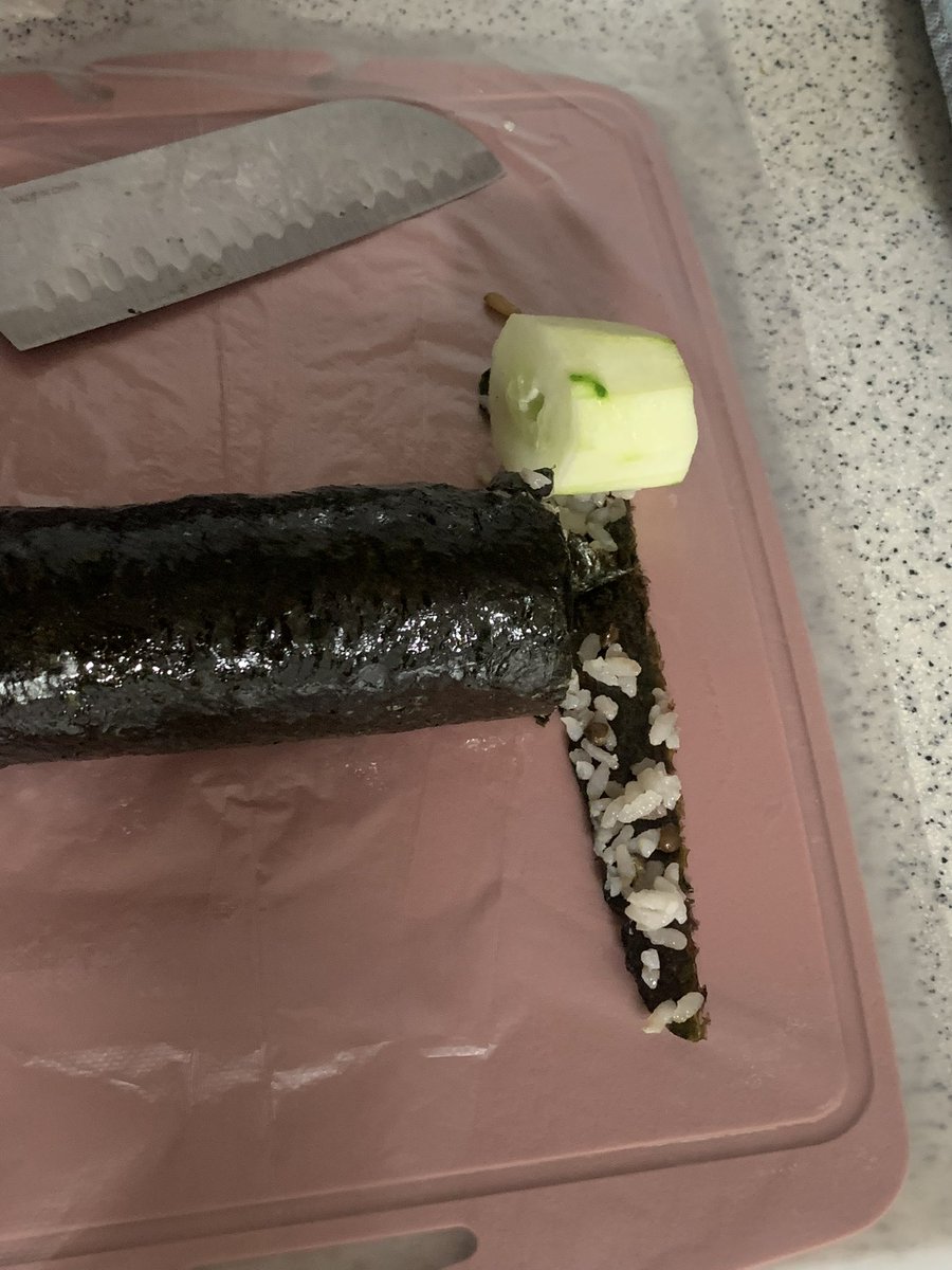 huhjakga's tweet photo. 통오이김밥 대실패 https://t.co/lYgyQjetEb