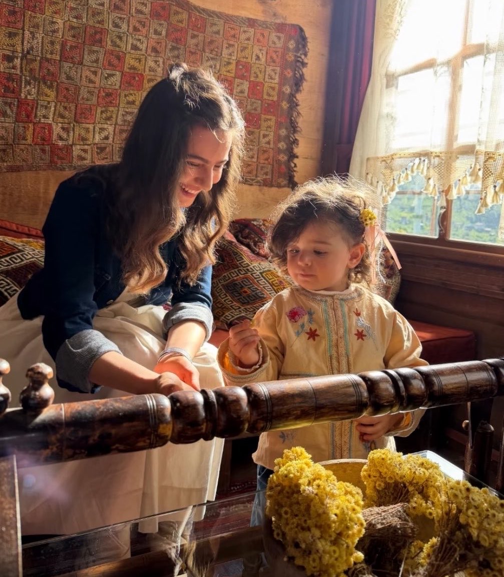 fsallsel's tweet photo. rum kızı ve little eleni TAM ŞEKER KOMASI🤏🏻 https://t.co/nrLdx6jfSn