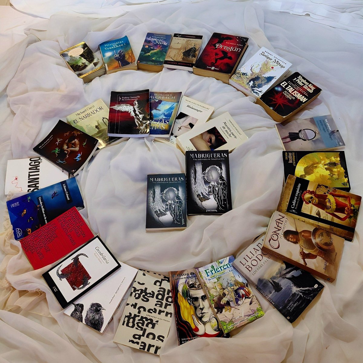 Entretierras_Ed's tweet photo. Un libro no son solo sus palabras. También, por fortuna, son las lecturas que lleva detrás, los diálogos de influencias, las tensiones entre lo hecho y el porvenir. Si vamos un poco más allá, un libro es un homenaje, una rasgadura que prevalece frente al pasado. https://t.co/oouqF6eI5d