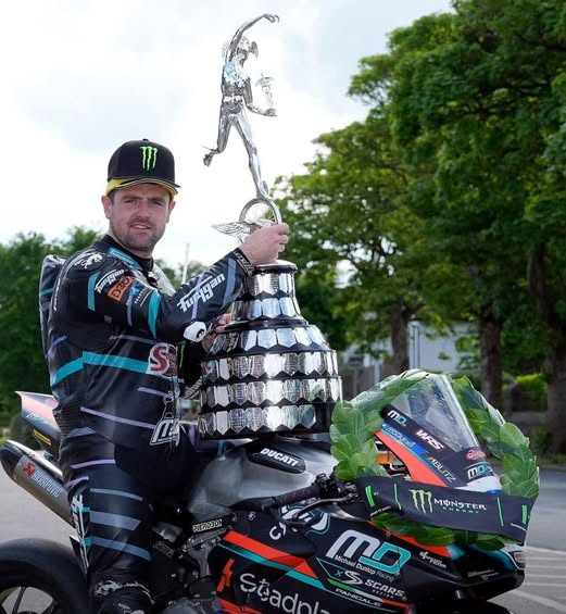 Walter198481's tweet photo. Sur sa Ducati Panigale V2, ce vendredi 5 juin 2026, Michael Dunlop a gagné la deuxième course Supersport du Tourist Trophy après avoir triomphé dans la première. Sur les trois tours de l'île de Man, il a mis 26 secondes au deuxième, Dean Harrison (Honda).. https://t.co/FXmnZYWxUF