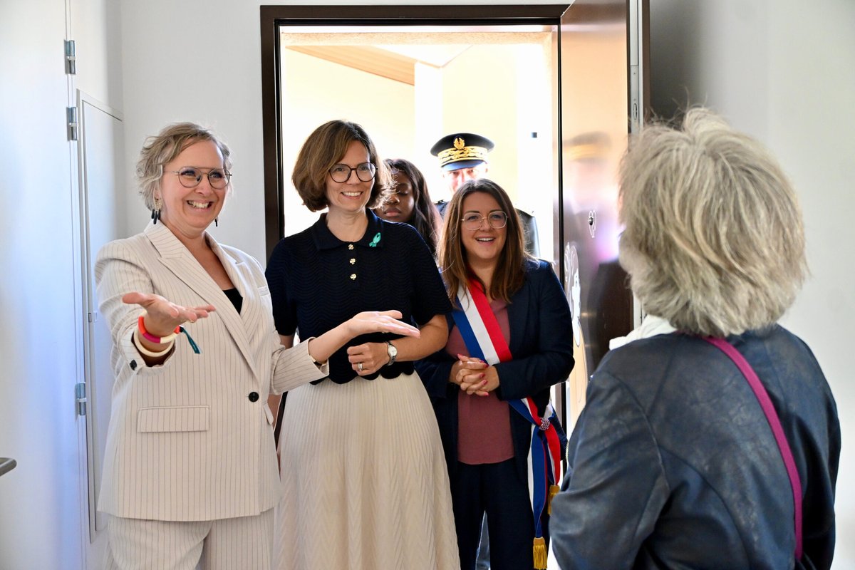 Prefet72's tweet photo. #VisiteOfficielle | L'État mobilisé pour l'autonomie et l'inclusion 🇫🇷

Ce matin, Mme Camille Galliard-Minier, ministre déléguée chargée de l’Autonomie et des Personnes handicapées, s’est rendue à Saint-Saturnin et à Sablé-sur-Sarthe pour un déplacement consacré aux enjeux d'inclusion en présence de Mme Julie Delpech, et M. Eric Martineau, députés, M. Benoît Barret, et Mme Béatrice Annereau, conseillers régionaux, M. Daniel Chevalier, vice-président du conseil départemental et président de la communauté de communes du Pays Sabolien, Mme Muriel Cabaret, conseillère communautaire de Le Mans Métropole, M. Benoît Nicolardot, maire de Sablé-sur-Sarthe, M. Yvan Goulette, maire de Saint-Saturnin, et Mme Isabelle Monnier, directrice générale par intérim de l'ARS.

🏥 À Saint-Saturnin, la ministre a débuté sa visite par un temps d'échange avec les équipes du Pôle Régional du Handicap, suivi d'une visite des plateaux techniques adultes ainsi que du nouveau pôle pédiatrique du Centre de l’Arche. D’une surface de 5 000 m², cette structure renforce l’offre de soins spécialisée tout en assurant la continuité scolaire des plus jeunes grâce à une école intégrée. Ce projet, soutenu par l'État à hauteur de 3 millions d’euros, s'inscrit dans l’appel à projets national de modernisation des structures sanitaires et médico-sociales.

🏡 La visite s'est ensuite poursuivie à Sablé-sur-Sarthe, au sein des maisons de l'association « Nous-Mêmes », visitées en présence de Mme Amandine Maubert, directrice déléguée, et de M. Guillaume Richard, PDG du groupe Oui Care. Cet habitat inclusif, qui héberge 25 locataires, intègre un restaurant ouvert au public, une crèche favorisant les liens intergénérationnels ainsi qu'un service d'autonomie à domicile, autant de prestations soutenues par le dispositif national de l'Aide à la vie partagée (AVP) déployé par la Caisse nationale de solidarité pour l'autonomie (CNSA) pour financer l'animation de la vie sociale.

✅ Cette action collective témoigne de la volonté commune de l'État, des collectivités territoriales et des acteurs locaux d'œuvrer, ensemble, pour une société toujours plus inclusive.

@GalliardM | @juliedelpech72 | @EricMartineau72 | @paysdelaloire | @sarthefr | @ars_pdl | @GroupeOuiCare | @Handicap_fr