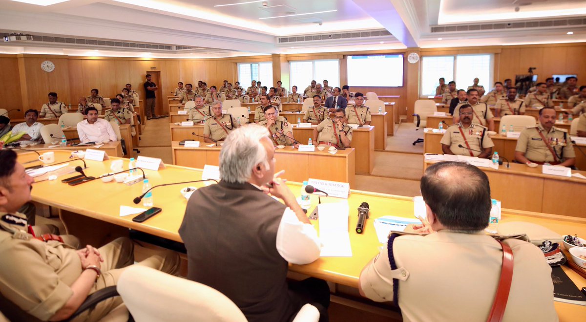 adarshkumarhn's tweet photo. Welcome instructions by Home Minister Priyank Kharge in his 1st Meeting with Senior Police Officers of Bengaluru.

While speaking on women safety, he instruct sofficers

“DON’T TELL WOMEN WHAT TO WEAR,
TEACH MEN HOW TO BEHAVE!”

We need more of his kind! https://t.co/l5CqiQQor7