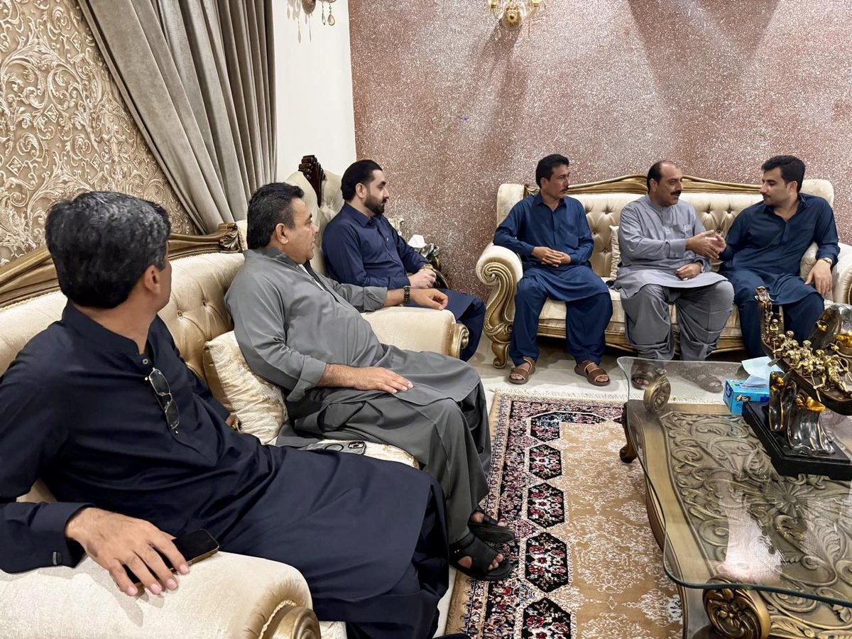RaufRind's tweet photo. پاکستان پیپلز پارٹی کے سینئر رہنما اور سابق صوبائی وزیر میر عبدالرؤف رند اور ان کے ہمراہ معروف شخصیات میر زبیر رند، سیٹھ کریم بلوچ، میر عمر جان بلوچ، نوروز رند، انور بلوچ، احسان قریشی نے کیچ کے معروف شخصیت سیٹھ رشید بلوچ کے گھر جاکر ان سے ان کی قریبی عزیزہ کی وفات پر تعزیت کی، انہوں نے مرحومہ کی مغفرت کیلئے فاتحہ خوانی کی اور ان کی درجات کی بلندی کے لیے دعا کی۔