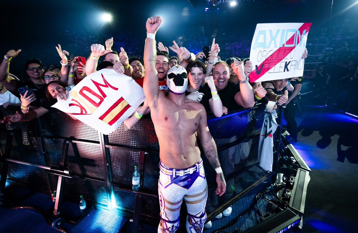 WWEespana's tweet photo. WWESPAÑA 🇪🇸❤️‍🔥 #WWEMadrid

@Axiom_WWE @WWERollins @CodyRhodes @DanhausenAD @MsCharlotteWWE https://t.co/AWmyKU2iHy