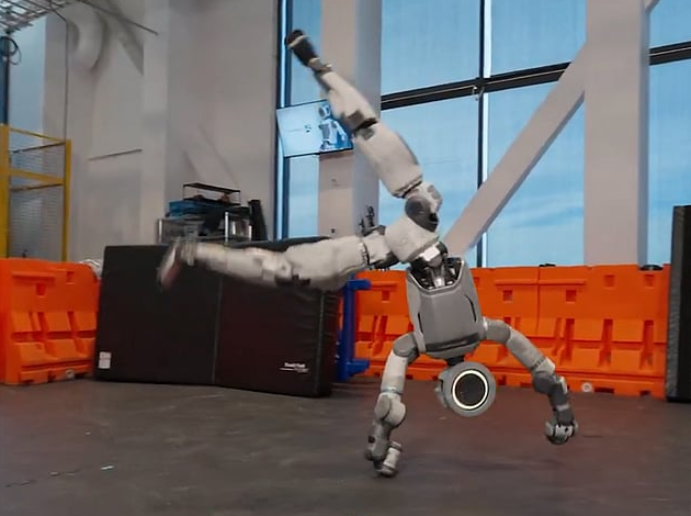 Cthulhu235's tweet photo. @wenig_worte Genau das denk ich mir auch.....gleichzeitig bauen wir noch humanoide Roboter, die uns physisch komplett überlegen sind...den Rest regelt dann Darwin. 🫤 https://t.co/JIIrF9PQ6n