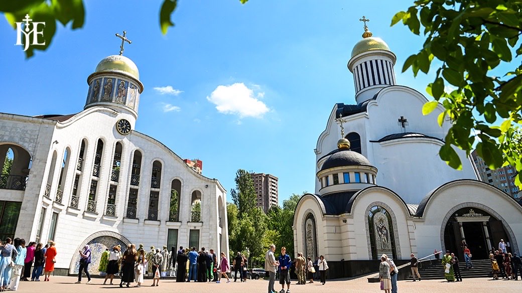 Epifaniy's tweet photo. У день свята перенесення мощів благовірного Ігоря, князя Чернігівського і Київського, звершив Божественну літургію у ставропігійному Спасо-Преображенському соборі на столичних Теремках. Душа раділа, адже ми знову в цьому прекрасному соборі разом з нашими архієреями, духовенством, місцевою громадою та захисниками єдиними вустами підносили гарячі молитви до Господа – про єдність, досягнення перемоги, встановлення справедливого і тривалого миру в Україні, а також молилися за всіх українських воїнів, які боронять нашу Батьківщину.

Проникливо звучали під час сьогоднішнього богослужіння твори українських композиторів у виконанні архієрейського хору під керівництвом протодиякона Олександра Тарасенка. З подякою вручив високі церковні нагороди захисникам України, вірянам, а також привітав голову парафіяльної ради Спасо-Преображенського собору Ігоря Лисова з днем тезоіменитства та відзначив його орденом святого архістратига Божого Михаїла. Після урочистого богослужіння ми у молитві вшанували приснопамʼятного Митрополита Володимира (Сабодана) та поклали квіти до пам’ятника видатного архіпастиря.

В єдності –  наша сила, Боже, нам єдність подай!