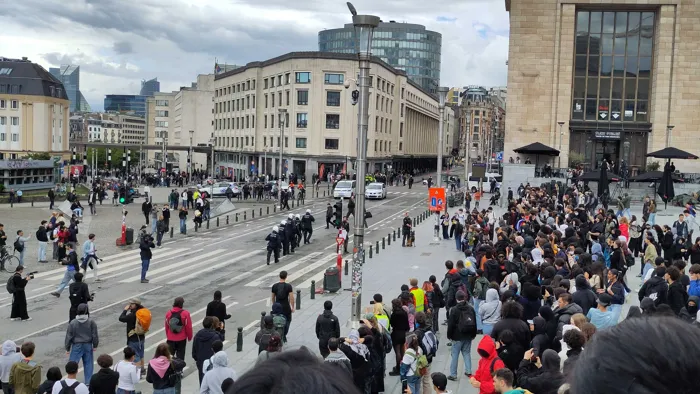 PKulpok's tweet photo. W Brukseli od dwóch dni trwają protesty przeciwko reformie francuskojęzycznego szkolnictwa.

Demonstracje wybuchły po przyjęciu przez parlament Wspólnoty Francuskojęzycznej pakietu oszczędnościowego. Zakłada on https://t.co/wcQgbuo333. 300 mln euro cięć, więcej godzin pracy nauczycieli i wyższe opłaty dla części studentów. Część manifestacji przerodziła się w zamieszki: policja użyła gazu łzawiącego i armatek wodnych, odnotowano zniszczone auta, podpalenia koszy oraz zatrzymania. Zaatakowany został również parlament Wspólnity Francuskojęzycznej. Zakłócenia dotknęły komunikacji miejskiej.