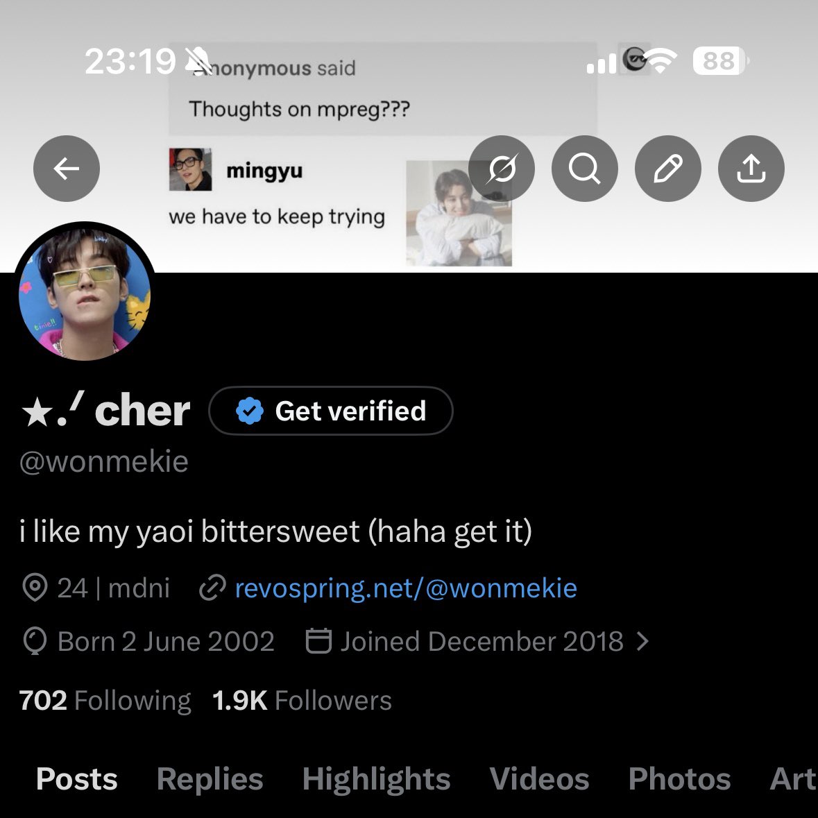 wonmekie's tweet photo. me + my evil (light mode user) chinese twin @icedlightroast https://t.co/JF7OY7eKVN