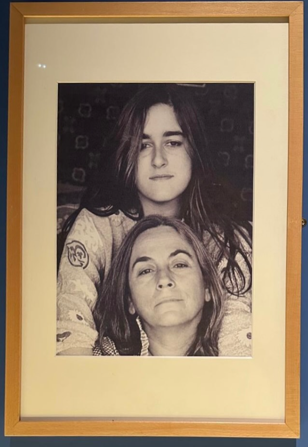 itineratur's tweet photo. Tras el anuncio del fallecimiento por tristeza, con 56 años, de Marjane Satrapi, no puedo evitar pensar en lo que oculta esa frase. Dicen sus amigas que en los últimos tiempos se había abandonado completamente: se había dejado llevar y se encerró en sí misma.

Lo que me recuerda que...

El otro día estuve en la casa de Carmen Martín Gaite, la autora de "Entre visillos". Decía la guía, una amiga de la familia, que cuando se separó, Marta, su hija, tuvo que cuidar de su madre durante una buena temporada; pero no aclaró a qué se refería. Para ilustrar esa época nos enseñaron la foto que acompaña esta entrada, con la hija colocada en la posición que normalmente ocuparía una madre.

Sin embargo, durante la visita no se ocultan los detalles de la muerte de Marta por SIDA y sus problemas con la heroína a principios de los años 80.

Lo que me recuerda que...

Carmen Laforet escribió Nada con 22 años. Es una novela gris sobre una época oscura en una Barcelona triste. Luego prácticamente "desapareció" para la literatura, algo que sigue siendo un misterio para mucha gente.

Su familia suele mencionar las dificultades de la época para las mujeres, las envidias del marido y que se centró en los problemas de la crianza. Entre líneas, no puedes evitar pensar que su obra más conocida dice muchas cosas de ella.

Lo que me recuerda que...

Alguien me bloqueó por aquí por decir que Amalia Avia era una pintora tremendamente depresiva; que, en mi opinión, no pintaba solo el Madrid de su época —que también—, sino más bien un Madrid en el que proyectaba, en parte, su estado de ánimo.

Es decir, que era un realismo con filtro y no exactamente una fotografía del Madrid de la época, como algunos pretenden.

Lo que me recuerda...

La cantidad de eufemismos que seguimos utilizando para ocultar problemas como la depresión, el suicidio, los abusos y las enfermedades mentales en general.

Y que no nos tenemos que fiar tanto de las historias que se cuentan en las familias, porque, por debajo, fluye un río de aguas turbias.