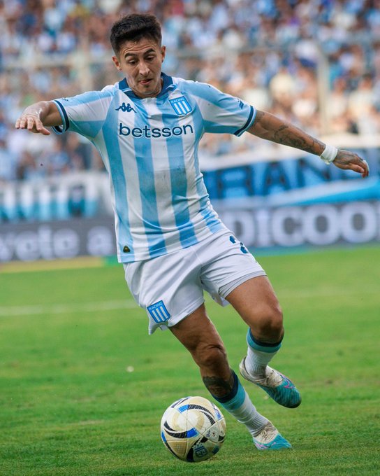 _lanumerouno's tweet photo. Gabriel Rojas a un paso de Cruzeiro.

Racing está cerca de vender el 100% de su pase en un monto neto entre u$s 5/6M.

La Academia nunca se cerró al traspaso y la voluntad del jugador pesó significativamente.

ℹ️ @juampideluca_ https://t.co/hXpwcYVtNl