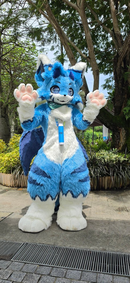 ThisIsThePi's tweet photo. This week's #fursuitfriday features another landmark in #Singapore, #gardenbythebay with @chanchansg96! It was hot but we had fun. 

#furry #fursuit https://t.co/8wYJTs85RH