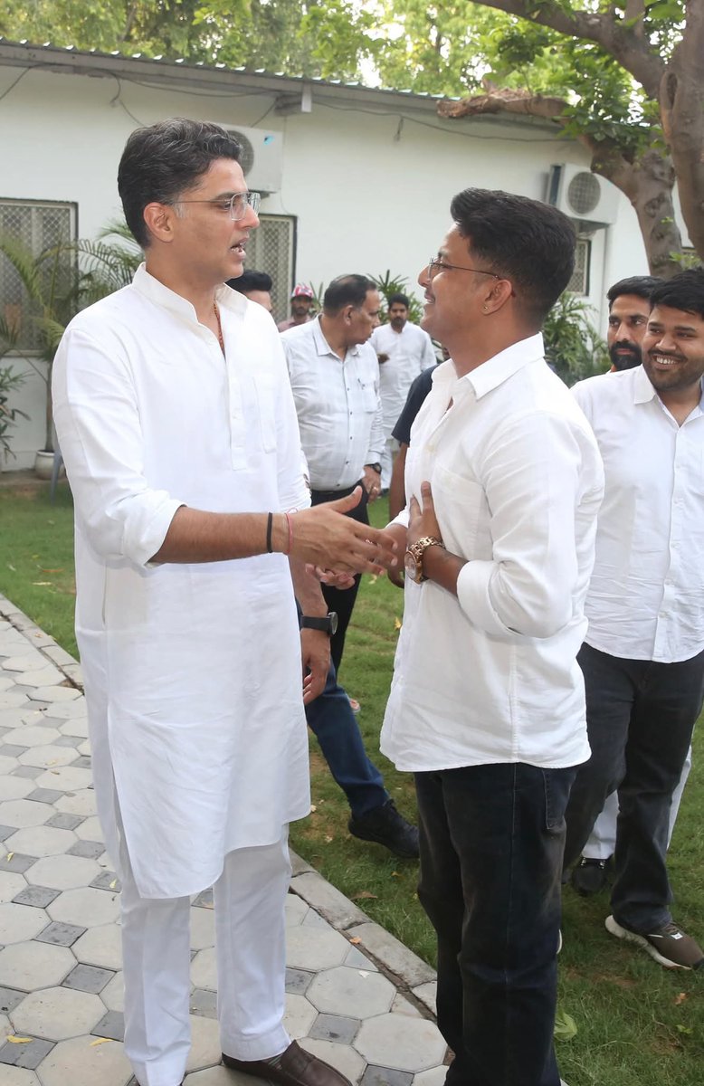 ravisigadar's tweet photo. आ रहे हैं राजस्थान के लाड़ले - राजस्थान के लिए 

शेर जब शिकार करता है तो आवाज़ नहीं करता 👍
ताज़ के बिना भी सरताज़ था वो 🌞
जनता के दिल की धड़कन हर आवाज़ है वो।।
अग्रिम बधाई 🎉🎉🎉

@SachinPilot  ❤️🥰
@INCRajasthan 
🤞♥️✈️
@SinghNiranjan77 https://t.co/rO8iL6fm1w