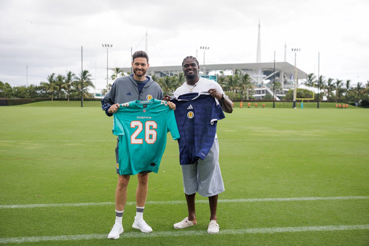 NFLUKIRE's tweet photo. Craig Gordon and the @ScotlandNT checking in with David Ojabo and the @MiamiDolphins 🏴󠁧󠁢󠁳󠁣󠁴󠁿🐬 https://t.co/tHFib3t8MU