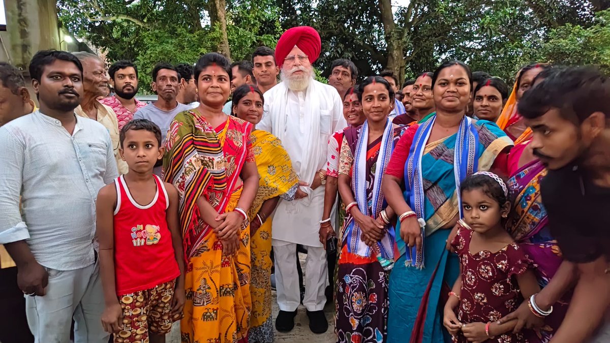 SSAhluwaliaMP's tweet photo. भातार के श्री श्री रामकृष्ण आश्रम, बसुदा में वृक्षारोपण कर पर्यावरण संरक्षण का संदेश दिया तथा उपस्थित श्रद्धालुओं एवं स्थानीय नागरिकों के साथ आत्मीय संवाद किया। 🌱🙏

#Vriksharopan #TreePlantation #SriSriRamkrishnaAshram #Basuda #Bhatar #EnvironmentDay #GreenFuture #JanSamvad https://t.co/52bQSMBcLl
