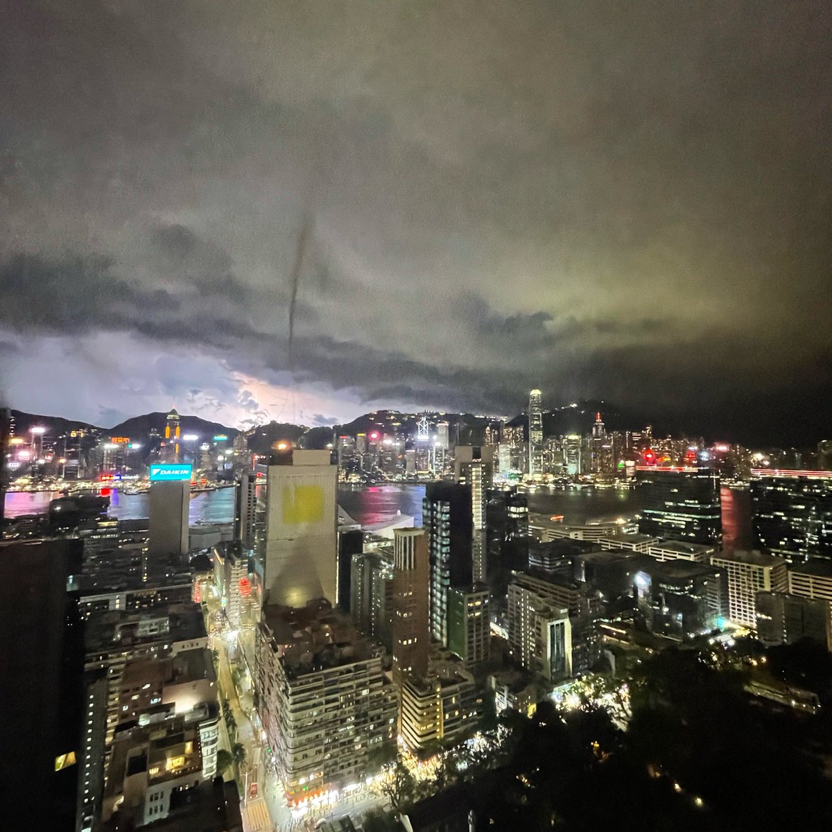 ag__w's tweet photo. Lightening all night long 🌩️
Hope the weather is not that bad tmr… https://t.co/7R46rSC5NK