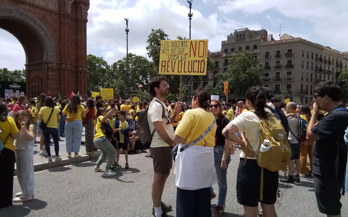 mpozueloc's tweet photo. Sin lucha y movilización, no hay conquistas ni avances en derechos. 
Hoy, en #Barcelona, los profesores y profesoras vuelven a las calles a reivindicar un trabajo digno con condiciones justas. https://t.co/yYRJLhlJS7