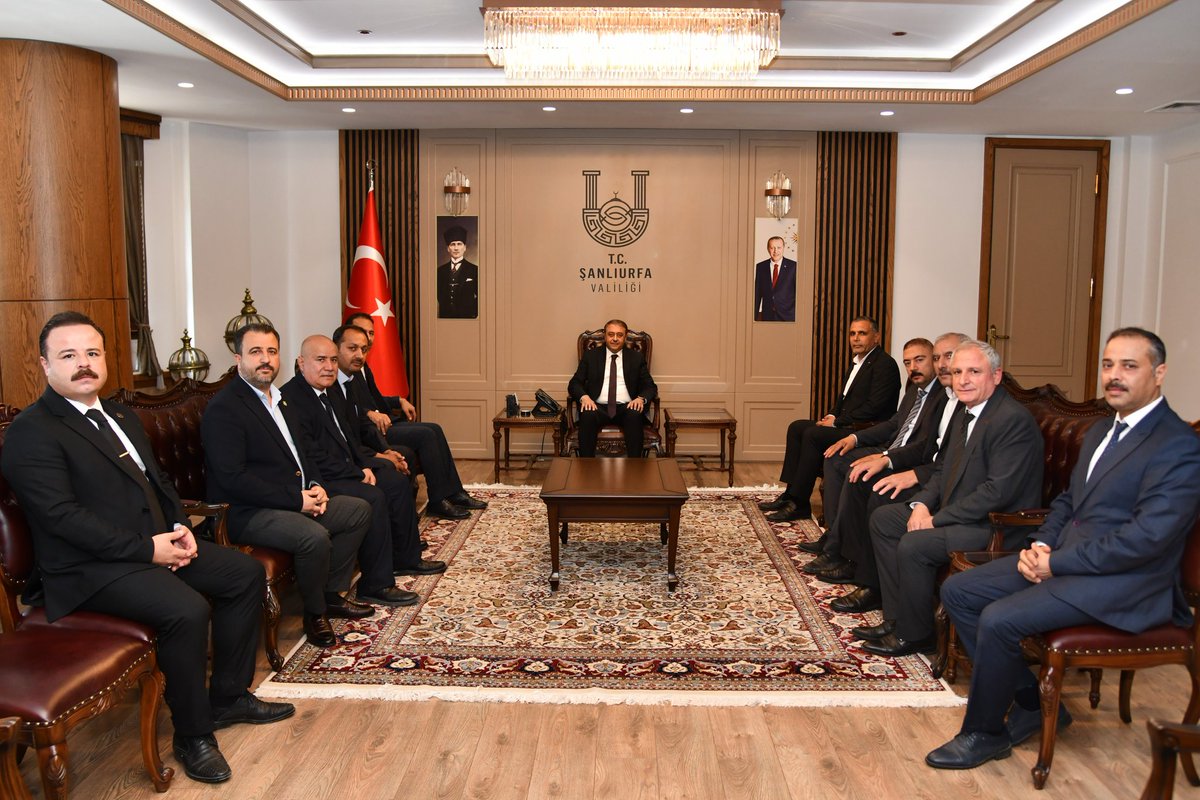 urfa_esob's tweet photo. Şanlıurfa Valimiz Hasan Şıldak’ı, Şanlıurfa Esnaf ve Sanatkârlar Odaları Birliği Yönetim Kurulu olarak makamında ziyaret ettik.

Gerçekleştirdiğimiz nazik kabulde; ilimiz esnaf ve sanatkârlarının durumu, beklentileri ve çözüm önerileri üzerine verimli istişarelerde bulunduk. Esnafımızın ekonomik ve sosyal hayattaki önemini bir kez daha vurguladığımız görüşmede, kurumlar arası iş birliğinin güçlendirilmesi konusunda karşılıklı değerlendirmeler yaptık.

Sayın Valimiz Hasan Şıldak’a misafirperverliği, yakın ilgisi ve esnafımıza verdiği desteklerden dolayı teşekkür ediyor, çalışmalarında başarılar diliyoruz.

#Şanlıurfa #EsnafSanatkâr #ŞanlıurfaValiliği #İstişare #BirlikBeraberlik
@ikaracabey2 
@hasansildak 
@oge_sami