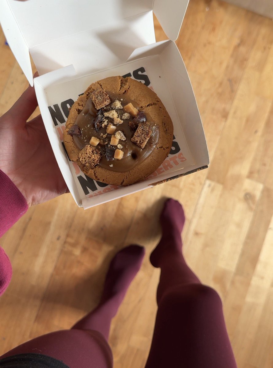 EmpressIvyx's tweet photo. My cheat meal vs yours… both delicious and tasty, one more expensive 💋 https://t.co/BJ9PEVLNDa
