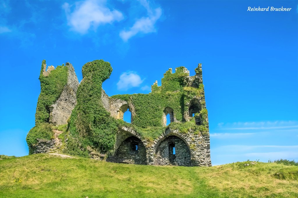 tsEmma15's tweet photo. Ballycarbery #Castle, #Ireland
Ruins of a 16th-century tower castle.
The first records of a residence here date back to 1398. The current ruins represent a castle built in the 16th century. In 1652, it was destroyed by Oliver Cromwell's forces.
#Heritage #architecture https://t.co/AwACDaTLdr