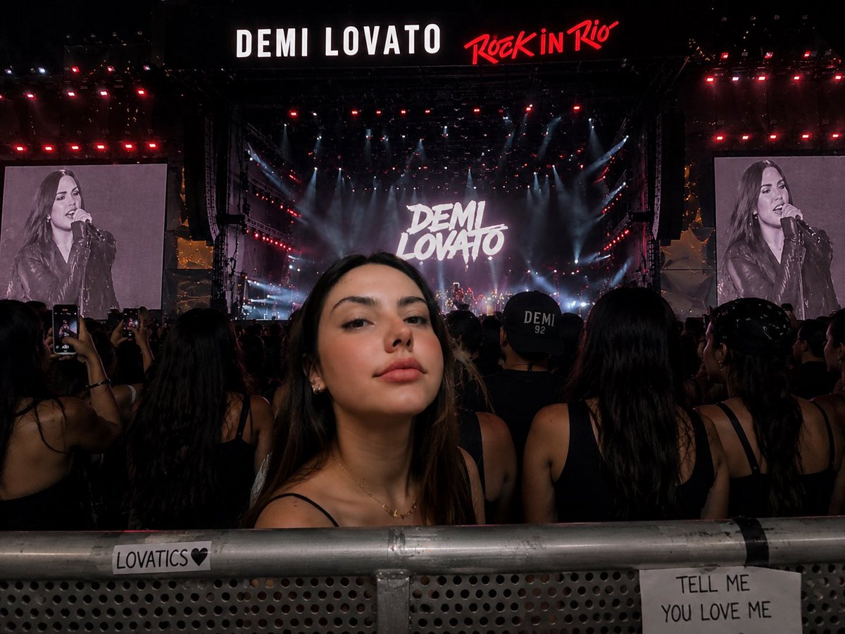 lingslovato's tweet photo. @rockinrio eu na grade vendo o amor da minha vidaaaaaaa
acho que não vai ter coisa melhor, vou gritar, pular, me divertir e ainda ver de pertinho a mulher que acompanhou meu crescimento e eu o dela! me leva rock in riooooooo 

#EUVOUnoRockinRio https://t.co/KCYVBgIRfV