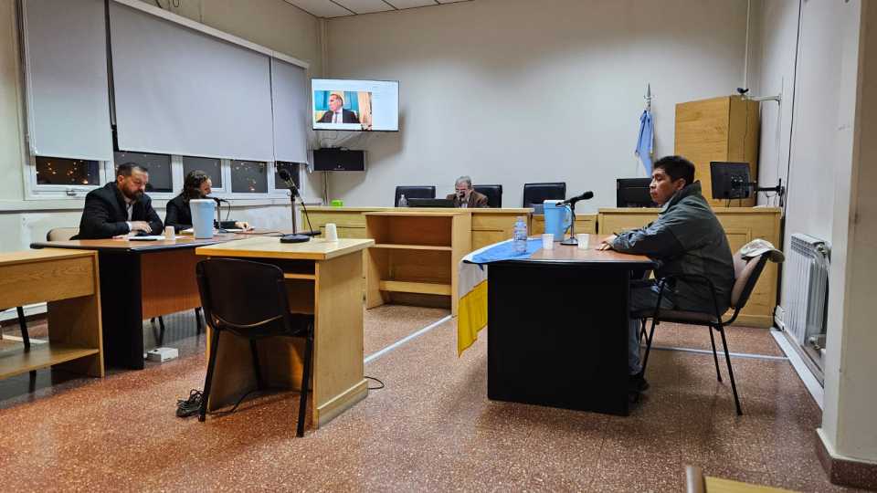 hmercere's tweet photo. Tuit 1/4 🧵
Se realizó en Esquel el debate por la pena tras declararse la culpabilidad de Héctor Felipe Quilaqueo por el delito de incendio (estrago). La Fiscalía solicitó que se le imponga una pena de 3 años de prisión de ejecución condicional. 👇 https://t.co/hcjn3LJkZK