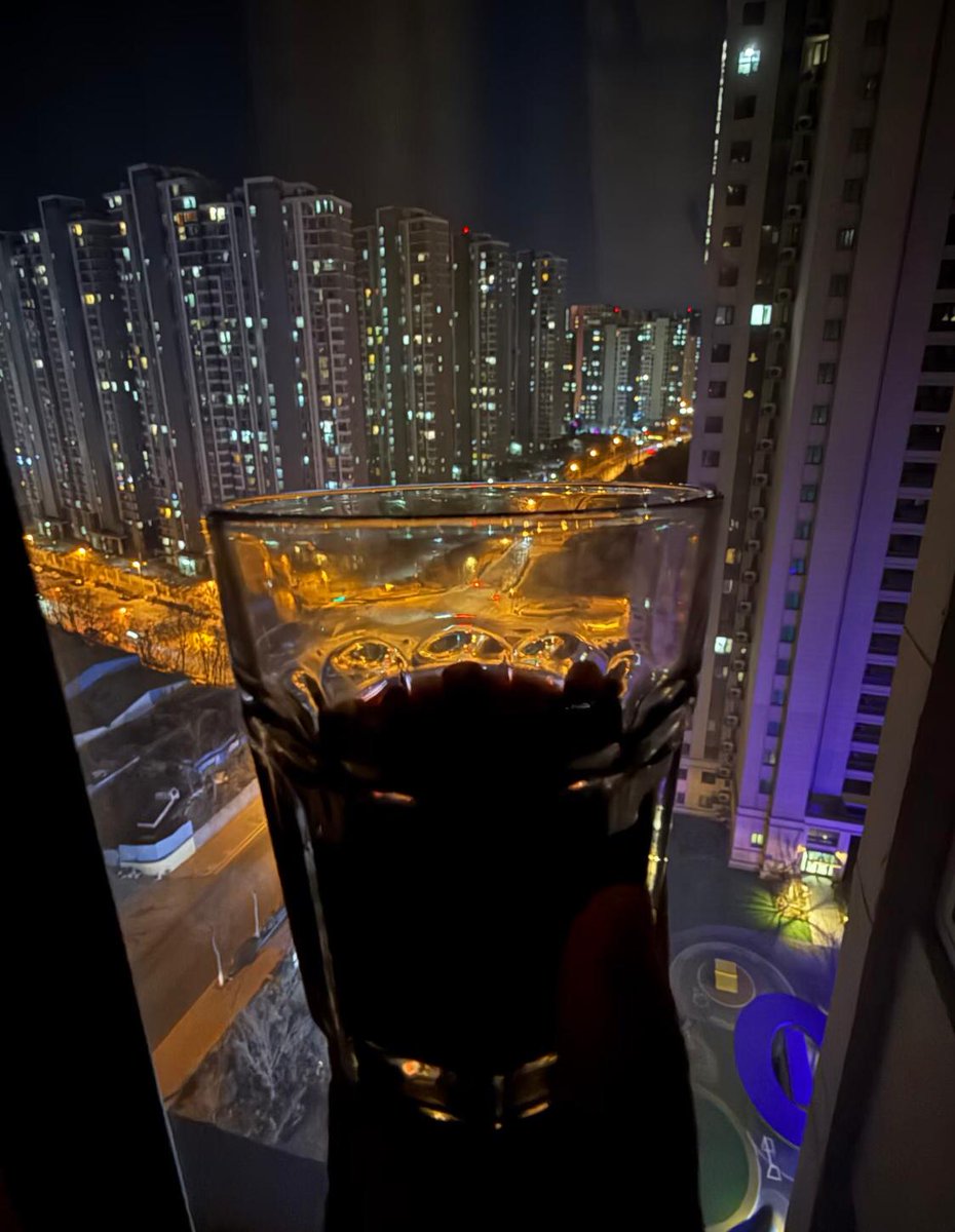 ananda8545's tweet photo. Under the cover of night, I slowly organize my thoughts,
sip a glass of red wine, listen to some favorite music,
let the night become the gentlest, most healing time.
#GoodnightWorld #CityNightView #NightTranquility #SolitudeAtNight #MentalRest https://t.co/Ddn1v5Y3yQ