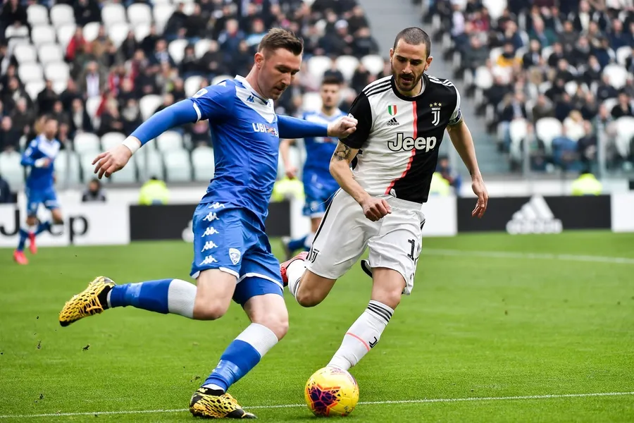 cefoza's tweet photo. Jaromír Zmrhal alespoň prozatím ukončuje své zahraniční putování a vrací se do ligy jako posila Zbrojovky Brno. 
Za hranicemi oblékal pouze modrobílé dresy:
🇮🇹 Brescia 29 duelů (2+1)
🇸🇰 Slovan Bratislava 133 duelů (18+17)
- 3x mistr Slovenska🏆
🇨🇾 Apollon Limassol 62 duelů (3+3) https://t.co/1W7LSaEczc