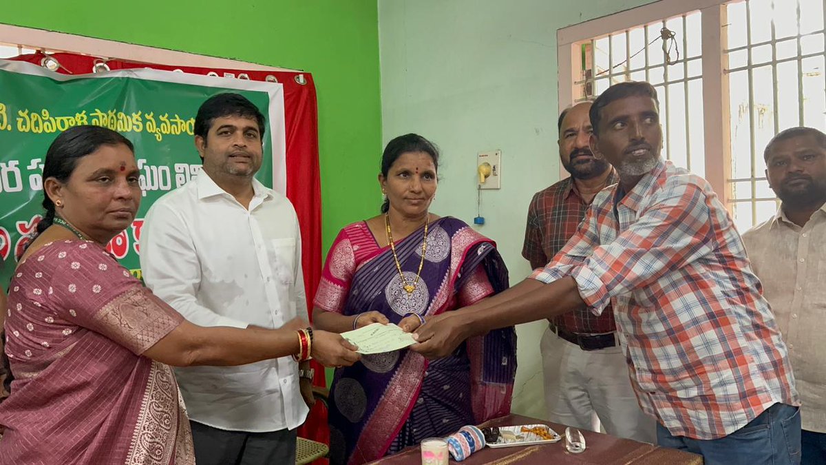 PNRTDP's tweet photo. కమలాపురం మండలం చదిపిరాళ్ల గ్రామ రైతులకు డీసీసీ బ్యాంక్ ద్వారా రూ.61.08 లక్షల విలువైన చెక్కులను పంపిణీ చేశాము. రైతుల సంక్షేమమే ధ్యేయంగా సహకార సంఘాలు పనిచేస్తున్నాయి. ఈ నిధులను రైతులు తమ వ్యవసాయ పెట్టుబడులకు సద్వినియోగం చేసుకోవాలి. https://t.co/KvsF3AAsSz