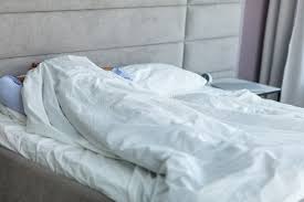 dummigriffin's tweet photo. The Director of the backrooms movie Kane Parsons was found laying on his bed with blanket all over him.

He is only 20 years old. https://t.co/eYQnAhMSJO