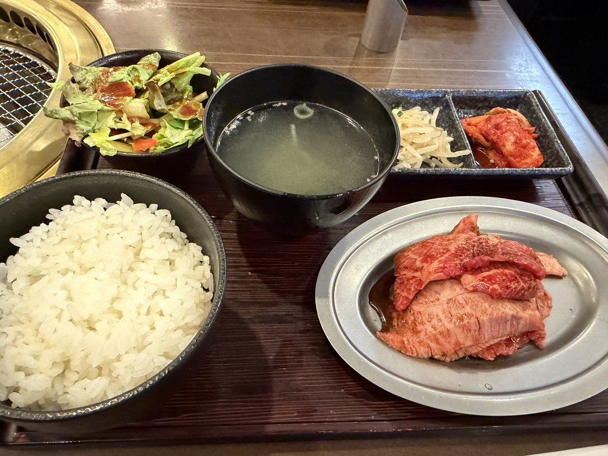 tech_k's tweet photo. 久しぶりに上野陽山道本店の切り落とし牛焼肉ランチ食ったんだけど、この肉が1,300円で食えちゃうの、やっぱりなんらかのグリッチ技っぽい感じがする。あとスープも美味い。 https://t.co/XtGS7xHDJh